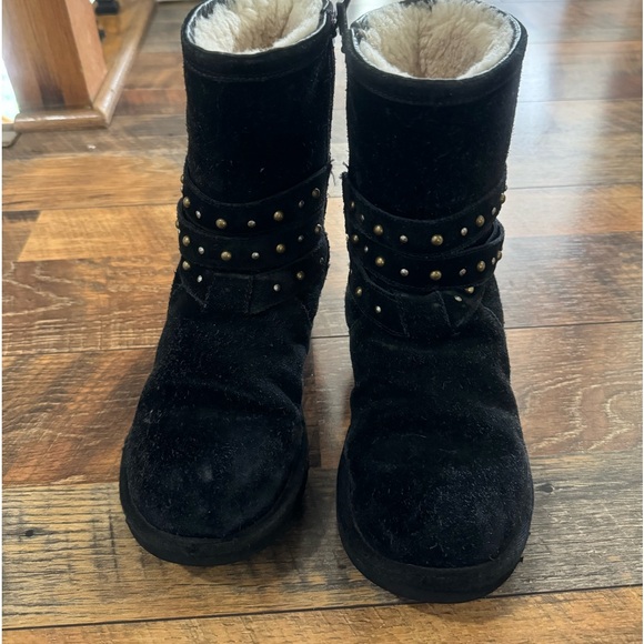 Ugg Australia Girls y5 Studded “Clovis” Boots. Black. - Picture 2 of 10